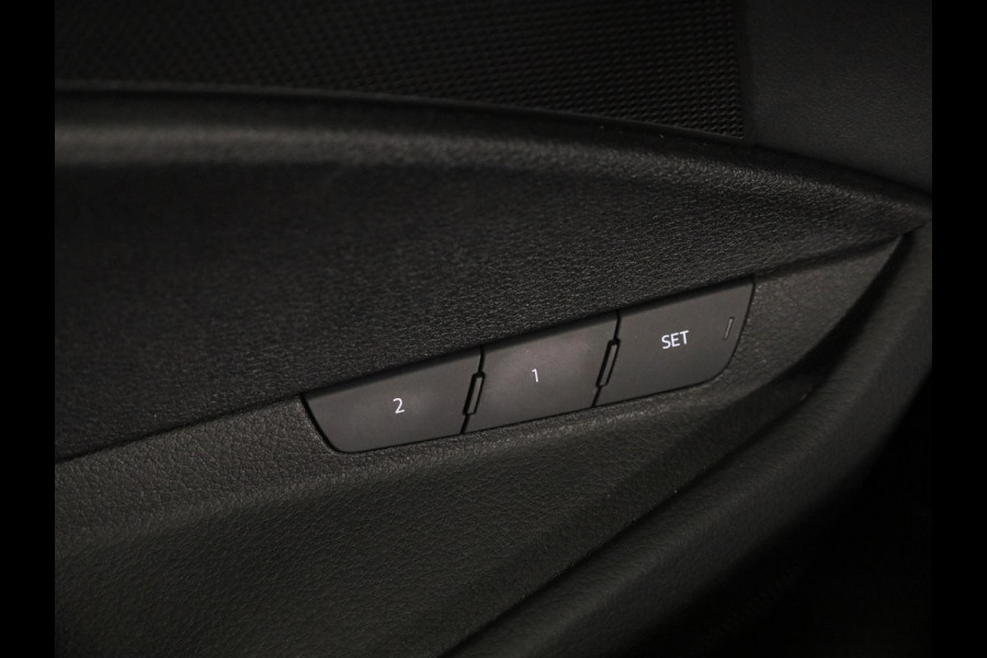 Audi e-tron Sportback 55 quattro Business edition Plus 95 kWh 408pk | Panoramadak | Lederen bekleding | Elektrisch verstelbare voorstoelen | Parkeercamera |