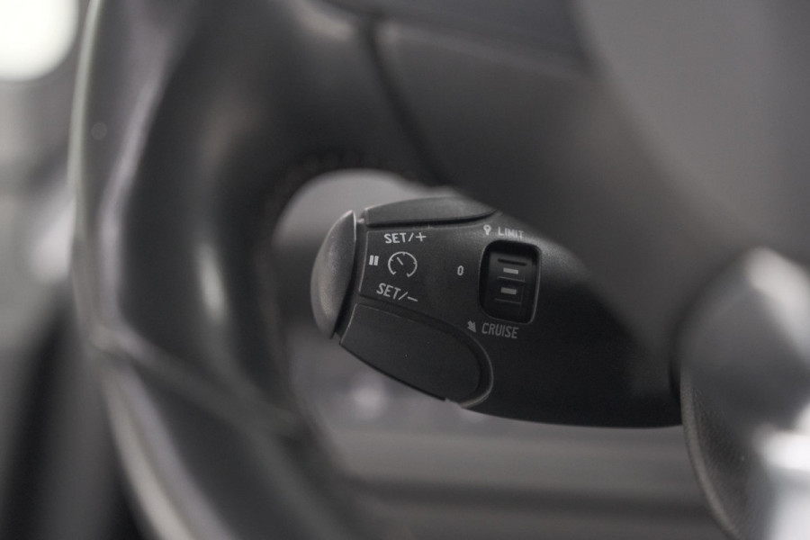 Peugeot 208 PureTech 82 Blue Lease Allure | Parkeersensoren | Climate Control | Apple Carplay | 16 Inch Lichtmetalen Velgen
