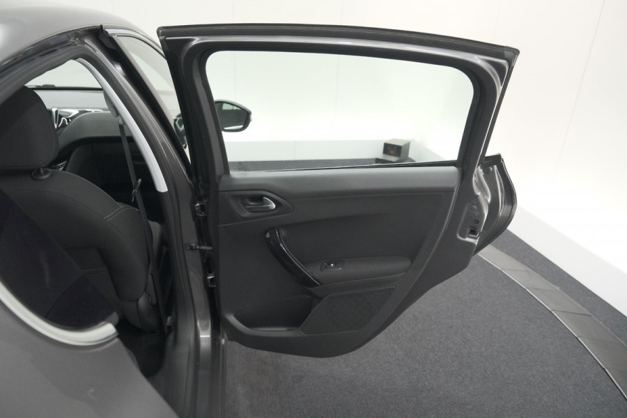Peugeot 208 PureTech 82 Blue Lease Allure | Parkeersensoren | Climate Control | Apple Carplay | 16 Inch Lichtmetalen Velgen