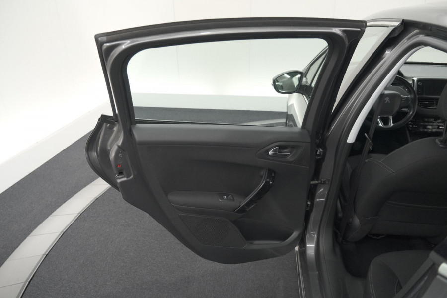 Peugeot 208 PureTech 82 Blue Lease Allure | Parkeersensoren | Climate Control | Apple Carplay | 16 Inch Lichtmetalen Velgen