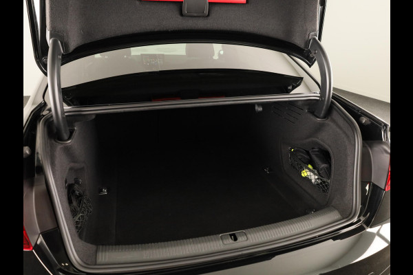 Audi A4 Limousine 35 TFSI S edition Competition 150pk | Climate control |  LED koplampen |  lederen/stof bekleding | Lichtmetalen velgen 10-spaaks 18inch | Navigatiesysteem full map | S Line interieur