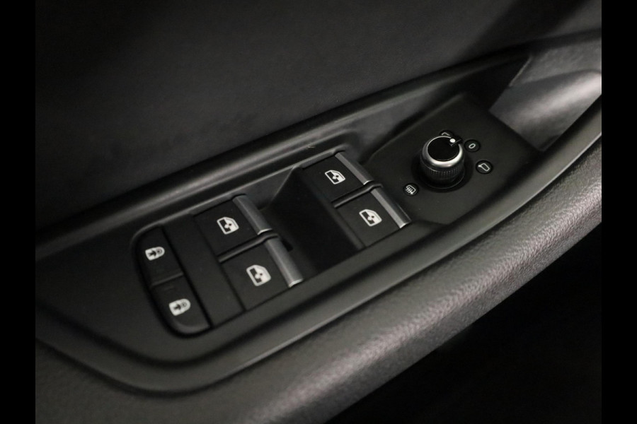 Audi A4 Limousine 35 TFSI S edition Competition 150pk | Climate control |  LED koplampen |  lederen/stof bekleding | Lichtmetalen velgen 10-spaaks 18inch | Navigatiesysteem full map | S Line interieur