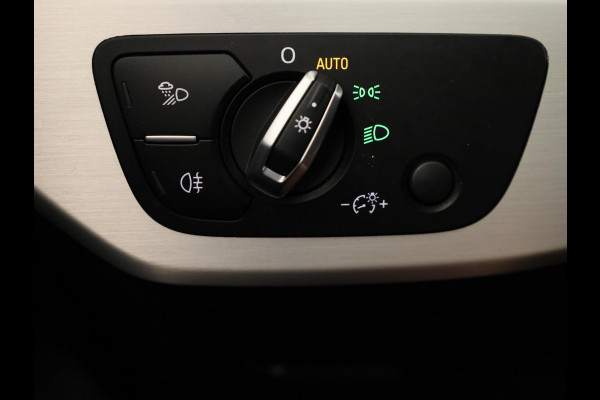 Audi A4 Limousine 35 TFSI S edition Competition 150pk | Climate control |  LED koplampen |  lederen/stof bekleding | Lichtmetalen velgen 10-spaaks 18inch | Navigatiesysteem full map | S Line interieur