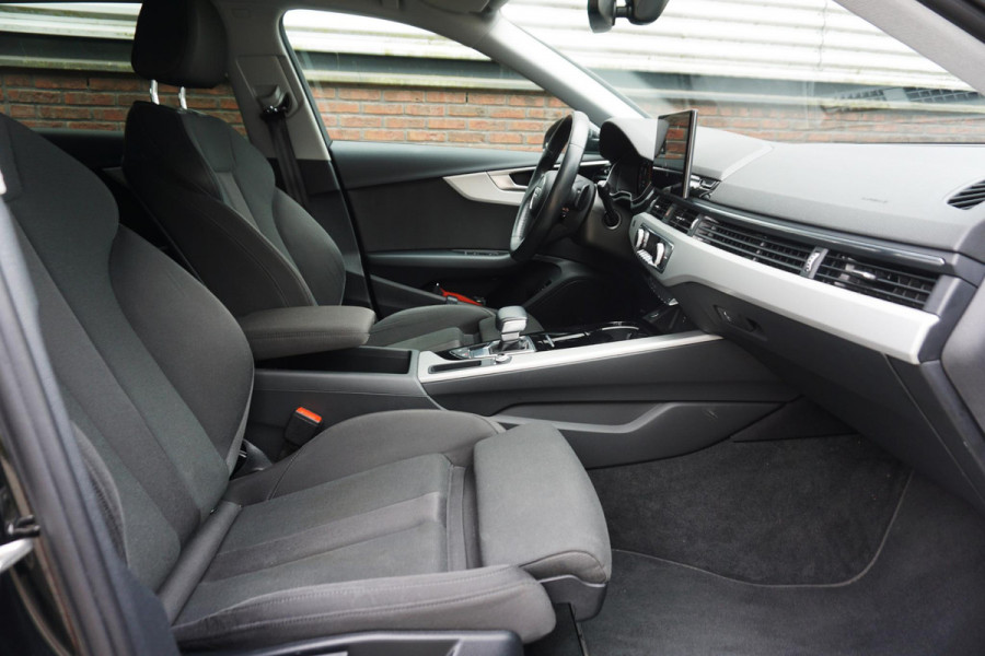 Audi A4 Avant 35 TFSI Black Optick/19Inch.LMV/Trekhaak/ Sportstoelen.
