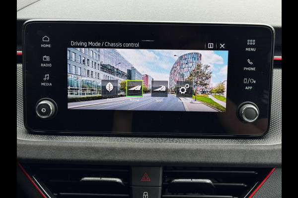 Škoda Kamiq 1.5 TSI 150 PK ACT Sport Business | Camera | Carplay | Stoelverwarming | Climate Control | Automaat
