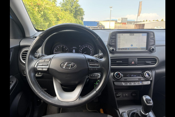 Hyundai Kona 1.0T Essence 2e Eigenaar,Trekhaak,Camera,Carplay,Navi,Clima,Cruise,6 Bak,N.A.P,120pk,Lm velgen,Rijstrooksensor,Pdc,Apk tot 03-2027
