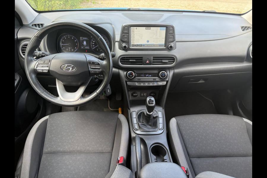 Hyundai Kona 1.0T Essence 2e Eigenaar,Trekhaak,Camera,Carplay,Navi,Clima,Cruise,6 Bak,N.A.P,120pk,Lm velgen,Rijstrooksensor,Pdc,Apk tot 03-2027