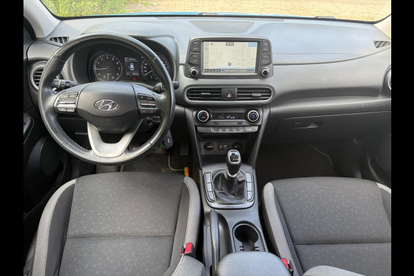 Hyundai Kona 1.0T Essence 2e Eigenaar,Trekhaak,Camera,Carplay,Navi,Clima,Cruise,6 Bak,N.A.P,120pk,Lm velgen,Rijstrooksensor,Pdc,Apk tot 03-2027