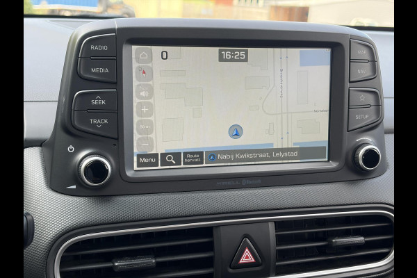 Hyundai Kona 1.0T Essence 2e Eigenaar,Trekhaak,Camera,Carplay,Navi,Clima,Cruise,6 Bak,N.A.P,120pk,Lm velgen,Rijstrooksensor,Pdc,Apk tot 03-2027