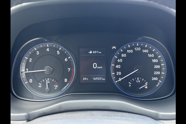 Hyundai Kona 1.0T Essence 2e Eigenaar,Trekhaak,Camera,Carplay,Navi,Clima,Cruise,6 Bak,N.A.P,120pk,Lm velgen,Rijstrooksensor,Pdc,Apk tot 03-2027