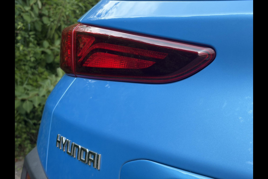 Hyundai Kona 1.0T Essence 2e Eigenaar,Trekhaak,Camera,Carplay,Navi,Clima,Cruise,6 Bak,N.A.P,120pk,Lm velgen,Rijstrooksensor,Pdc,Apk tot 03-2027