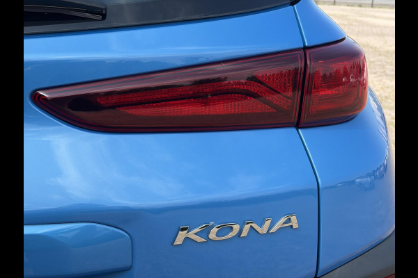 Hyundai Kona 1.0T Essence 2e Eigenaar,Trekhaak,Camera,Carplay,Navi,Clima,Cruise,6 Bak,N.A.P,120pk,Lm velgen,Rijstrooksensor,Pdc,Apk tot 03-2027
