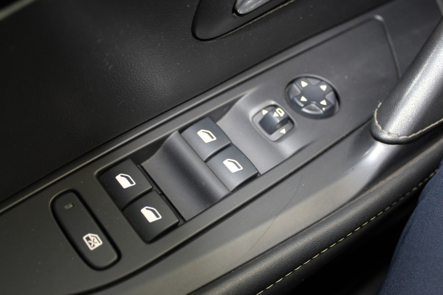 Peugeot e-208 EV GT Première 1 fase 50 kWh ELEKTRISCH ! Zeer nette en goed onderhouden wagen ! Autm.airco, dodehoek assistent, cruise control, metallic lak, LM wielen, navigatie, telefoon voorb., USB, digitaal dashb., LED verl. etc