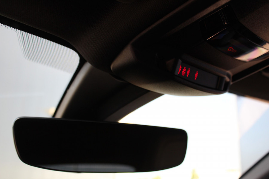 Peugeot e-208 EV GT Première 1 fase 50 kWh ELEKTRISCH ! Zeer nette en goed onderhouden wagen ! Autm.airco, dodehoek assistent, cruise control, metallic lak, LM wielen, navigatie, telefoon voorb., USB, digitaal dashb., LED verl. etc