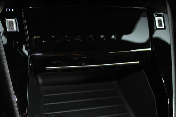 Peugeot e-208 EV GT Première 1 fase 50 kWh ELEKTRISCH ! Zeer nette en goed onderhouden wagen ! Autm.airco, dodehoek assistent, cruise control, metallic lak, LM wielen, navigatie, telefoon voorb., USB, digitaal dashb., LED verl. etc
