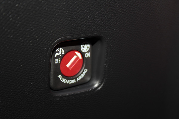 Peugeot e-208 EV GT Première 1 fase 50 kWh ELEKTRISCH ! Zeer nette en goed onderhouden wagen ! Autm.airco, dodehoek assistent, cruise control, metallic lak, LM wielen, navigatie, telefoon voorb., USB, digitaal dashb., LED verl. etc