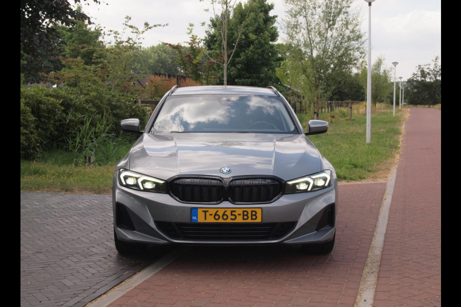 BMW 3 Serie Touring 320e | Camera | Trekhaak | Sfeerverlichting | Stoelmemory | Cruise Control |