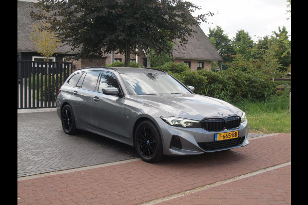 BMW 3 Serie Touring 320e | Camera | Trekhaak | Sfeerverlichting | Stoelmemory | Cruise Control |