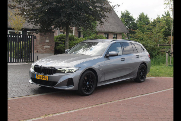 BMW 3 Serie Touring 320e | Camera | Trekhaak | Sfeerverlichting | Stoelmemory | Cruise Control |