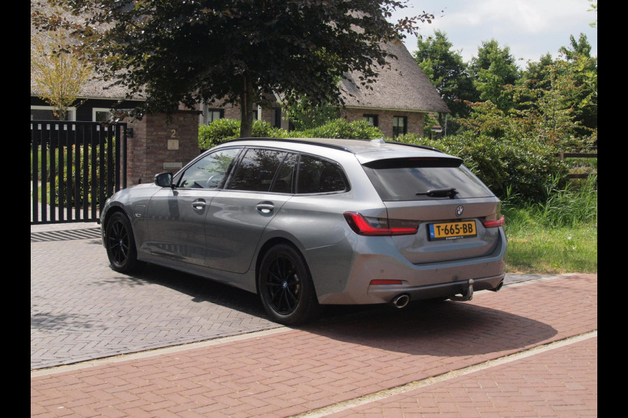 BMW 3 Serie Touring 320e | Camera | Trekhaak | Sfeerverlichting | Stoelmemory | Cruise Control |