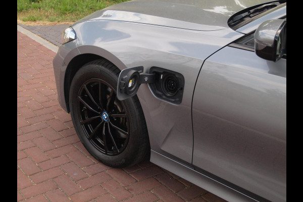 BMW 3 Serie Touring 320e | Camera | Trekhaak | Sfeerverlichting | Stoelmemory | Cruise Control |