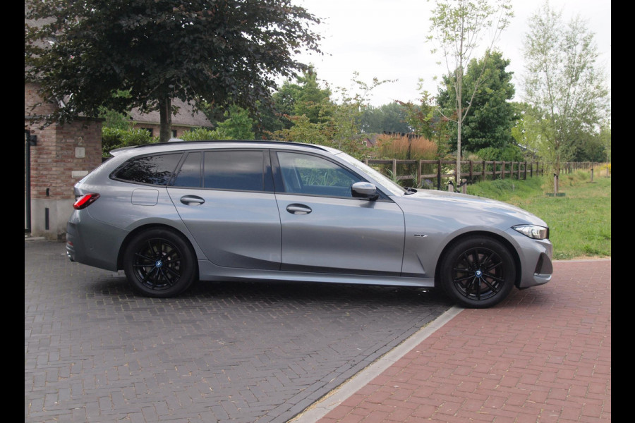 BMW 3 Serie Touring 320e | Camera | Trekhaak | Sfeerverlichting | Stoelmemory | Cruise Control |