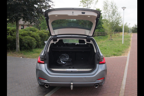 BMW 3 Serie Touring 320e | Camera | Trekhaak | Sfeerverlichting | Stoelmemory | Cruise Control |