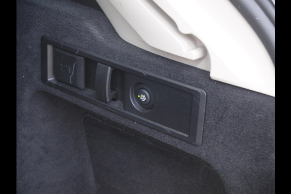 BMW 3 Serie Touring 320e | Camera | Trekhaak | Sfeerverlichting | Stoelmemory | Cruise Control |