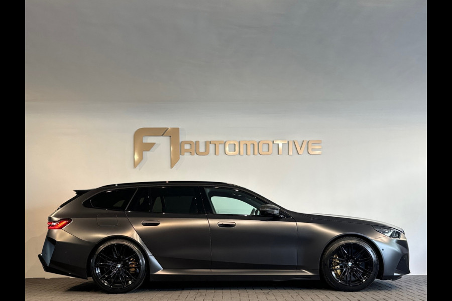BMW 5 Serie Touring M5 Pano|Keramisch|B&W|HuD|Carbon|M Drivers