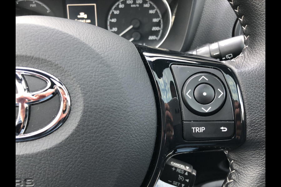 Toyota Yaris 1.5 Hybrid Executive | Trekhaak, Navigatie, Panoramadak, Leer/Alcantara, Armsteun, 16inch, Keyless, Meest Luxe!