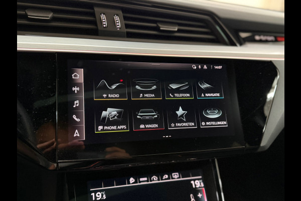 Audi e-tron E-tron 50 quattro S Black Edition 71 kWh | Panoramadak | Virtual Mirrors|360° Camera|Leder|Trekhaak | Memory | 21 Inch
