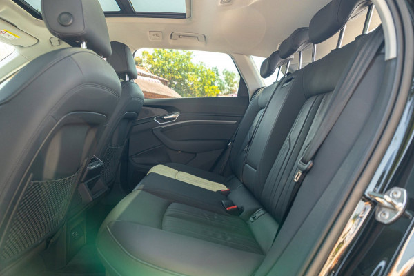 Audi e-tron E-tron 50 quattro S Line 71 kWh Soh 95% I S Line I Panoramadak I 22" I Adaptive Cruise I Luchtvering I CarPlay