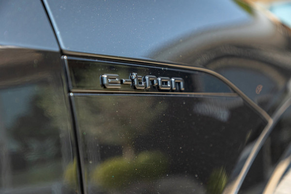 Audi e-tron E-tron 50 quattro S Line 71 kWh Soh 95% I S Line I Panoramadak I 22" I Adaptive Cruise I Luchtvering I CarPlay