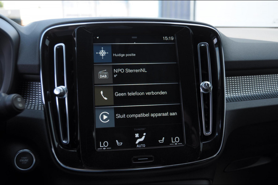 Volvo XC40 T4 211PK Automaat Recharge R-Design / Adaptieve cruise control / BLIS / stoel - en stuurwielverwarming / Elektrische achterklep / Parkeersensoren met camera / Apple carplay / All season banden
