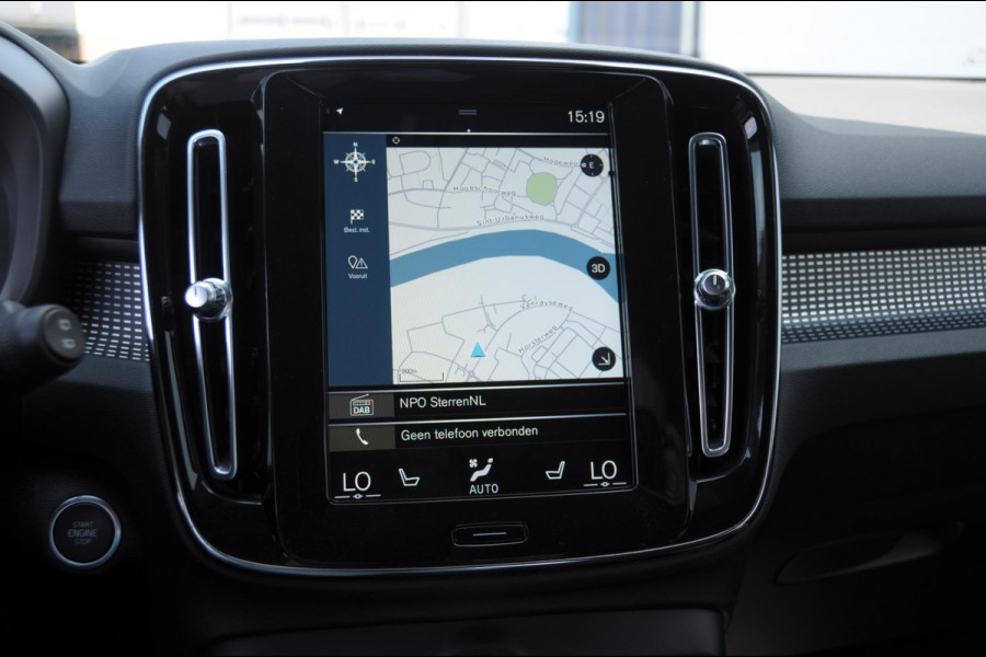Volvo XC40 T4 211PK Automaat Recharge R-Design / Adaptieve cruise control / BLIS / stoel - en stuurwielverwarming / Elektrische achterklep / Parkeersensoren met camera / Apple carplay / All season banden