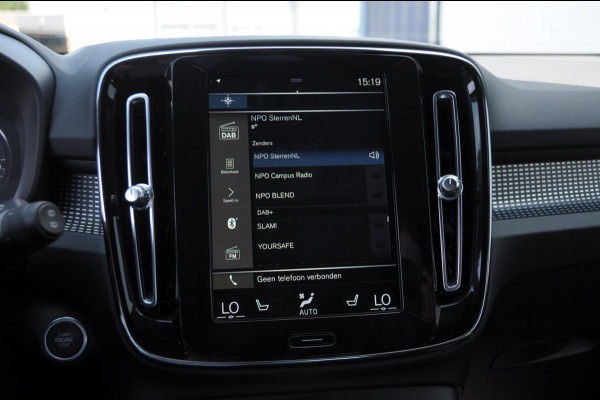 Volvo XC40 T4 211PK Automaat Recharge R-Design / Adaptieve cruise control / BLIS / stoel - en stuurwielverwarming / Elektrische achterklep / Parkeersensoren met camera / Apple carplay / All season banden