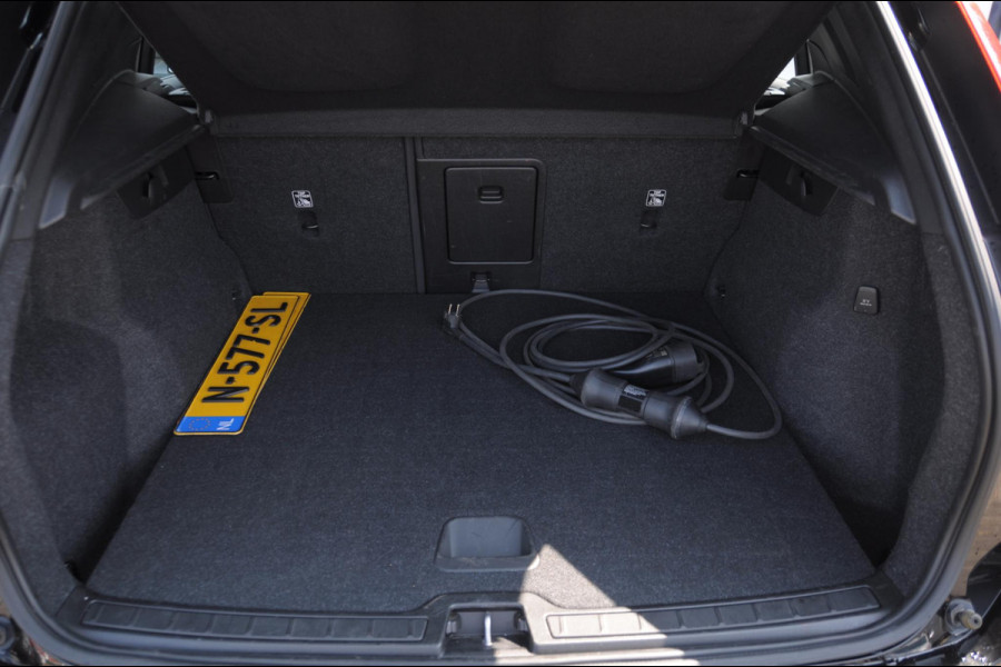 Volvo XC40 T4 211PK Automaat Recharge R-Design / Adaptieve cruise control / BLIS / stoel - en stuurwielverwarming / Elektrische achterklep / Parkeersensoren met camera / Apple carplay / All season banden