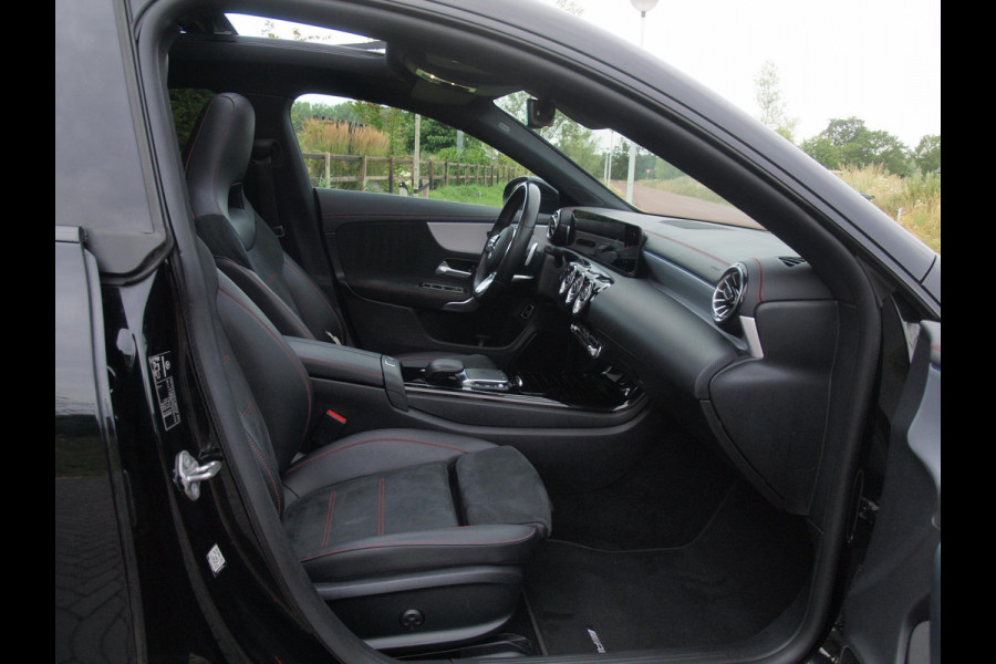 Mercedes-Benz CLA-Klasse 200 Business Solution AMG | Panoramadak | Burmester | Camera | Apple Carplay | Sfeerverlichting |