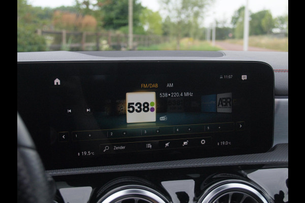 Mercedes-Benz CLA-Klasse 200 Business Solution AMG | Panoramadak | Burmester | Camera | Apple Carplay | Sfeerverlichting |