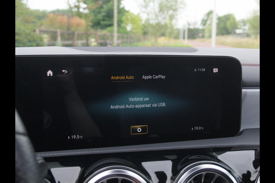 Mercedes-Benz CLA-Klasse 200 Business Solution AMG | Panoramadak | Burmester | Camera | Apple Carplay | Sfeerverlichting |