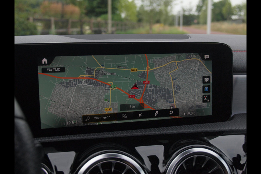 Mercedes-Benz CLA-Klasse 200 Business Solution AMG | Panoramadak | Burmester | Camera | Apple Carplay | Sfeerverlichting |
