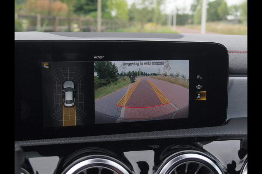 Mercedes-Benz CLA-Klasse 200 Business Solution AMG | Panoramadak | Burmester | Camera | Apple Carplay | Sfeerverlichting |