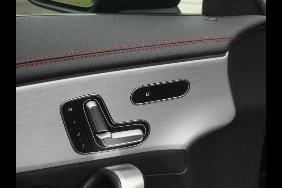 Mercedes-Benz CLA-Klasse 200 Business Solution AMG | Panoramadak | Burmester | Camera | Apple Carplay | Sfeerverlichting |