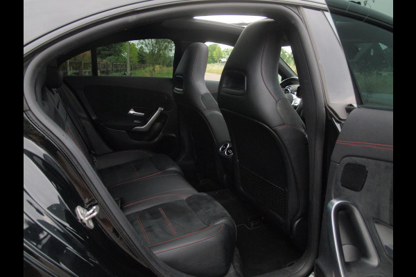 Mercedes-Benz CLA-Klasse 200 Business Solution AMG | Panoramadak | Burmester | Camera | Apple Carplay | Sfeerverlichting |