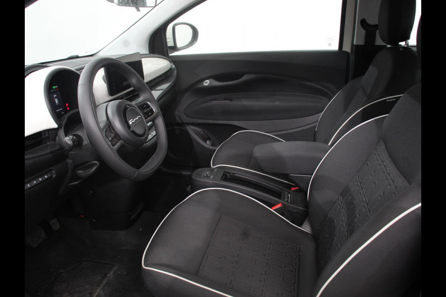 Fiat 500 Urban 42 kWh Airco Climate control 360 Camera Stoelverwarming Keyless Wireless CarPlay Dodehoek Assistant 85 kW Charger Actieradius 320km WLTP