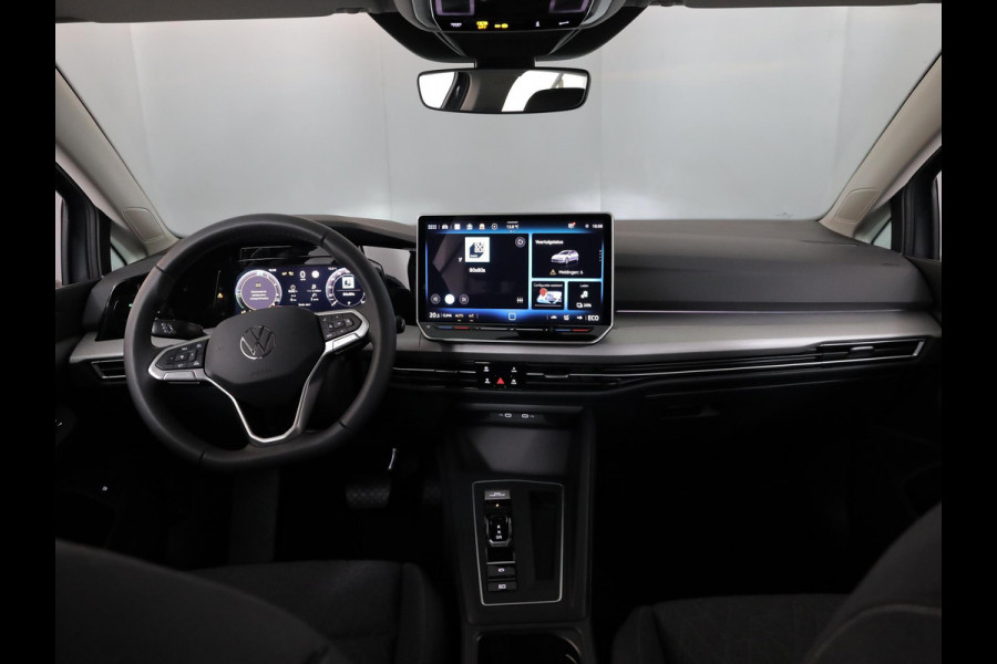 Volkswagen Golf Life Edition 1.5 eHybrid 150 kW / 204 PK Hatchback / Trekhaak / Carplay / 19 Inch