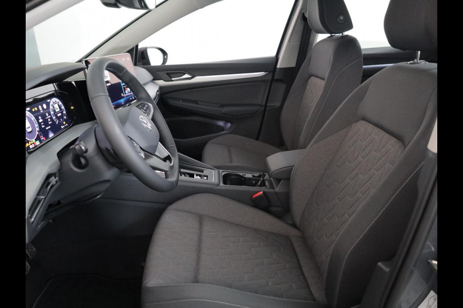 Volkswagen Golf Life Edition 1.5 eHybrid 150 kW / 204 PK Hatchback / Trekhaak / Carplay / 19 Inch