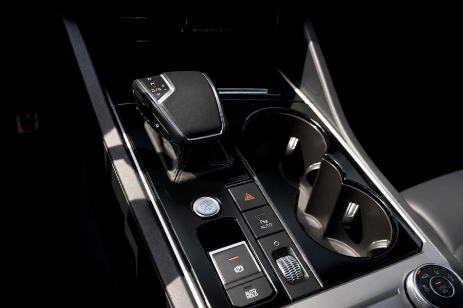 Volkswagen Touareg 3.0 TSi 4MOTION R | Panorama| Dynaudio | 360 Camera | Nachtzicht | Trekhaak | HUD