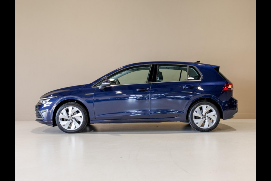 Volkswagen Golf 1.5 eTSI R-Line Business+ 150pk / Dodehoek detectie / Elektrisch verstelbare stoelen met geheugen / Achteruitrijcamera / Stoelverwarming / Apple carplay /