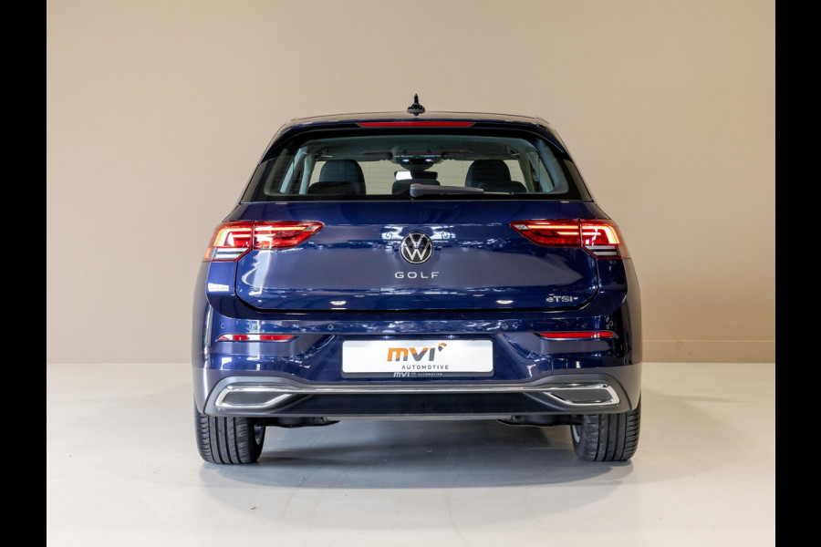 Volkswagen Golf 1.5 eTSI R-Line Business+ 150pk / Dodehoek detectie / Elektrisch verstelbare stoelen met geheugen / Achteruitrijcamera / Stoelverwarming / Apple carplay /